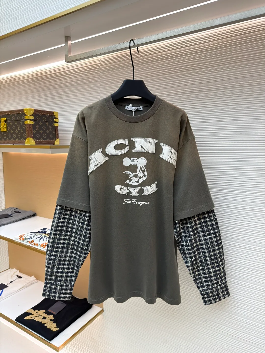 Acne Studios old logo fake two-piece long sleeves ●Original version: purchased and developed for 5500 ●Item number: 1681409-A65 ●Fabric: plain cotton fabric ●Technology: glue printing production ●Color: gray ●Version: fitted version ●Weight: about 425 grams ●Size: S-M-L-XL ●Description: Customized elegant cotton double-ply soft plain weave fabric and plaid moire memory plain weave cotton, soft, delicate and comfortable to the skin A hint of calmness and restraint in gray-toned green exudes a quiet and deep beauty. The ACNE GYM logo on the body is outlined with powerful white lines. For Everyone is simple but contains profound meaning. The old-fashioned effect that is inadvertently smudged meets the carrier of retro sentiment. It makes a stunning appearance in a fake two-piece version. It cleverly simulates the layering effect and is full of fashionable tension. Make every outfit a fashionable feast, using imported machine appliqué technology. Use advanced computer control systems and precision mechanical components to implement ACNE GYM appliqué operations. Present an embroidery effect with both clarity and three-dimensionality, using glue printing. The printing has been modified three times with film screens. Use glue liquid paint to print the pattern on the fabric. Bake the fabric to fix the printing pattern, and use the gradient old-fashioned spray process. Spray dyes of different colors on the surface of the fabric. Realize that clothes can show rich color changes under different lights and increase visual layering. The overall wiring is straight and delicate, the fabric is comfortable and soft, and the color is consistent without color difference. It can be matched with the same style to create a fashionable look and control various occasions. Customized accessories, complete with three standards, same style for men and women!